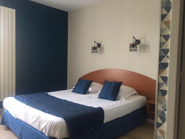 Logis Hotel Les 3 Marchands Bressuire Exterior photo