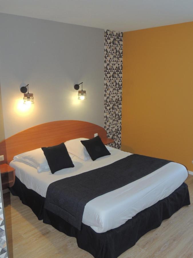 Logis Hotel Les 3 Marchands Bressuire Exterior photo